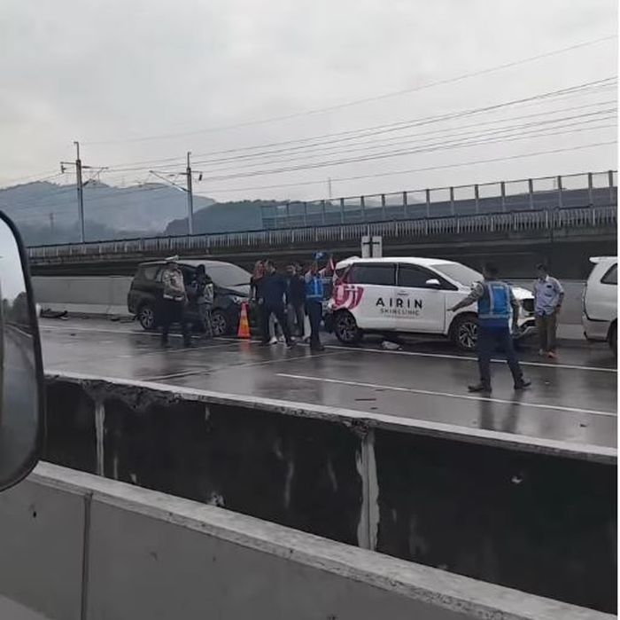 Dua Toyota Kijang Innova yang terlibat kecelakaan beruntun di KM 111 tol Purbaleunyi arah Jakarta, (2/12/25)