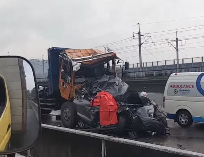 Kondisi mobil dan truk yang terlibat kecelakaan beruntun di KM 111 Tol Purbaleunyi arah Jakarta, (2/12/25)