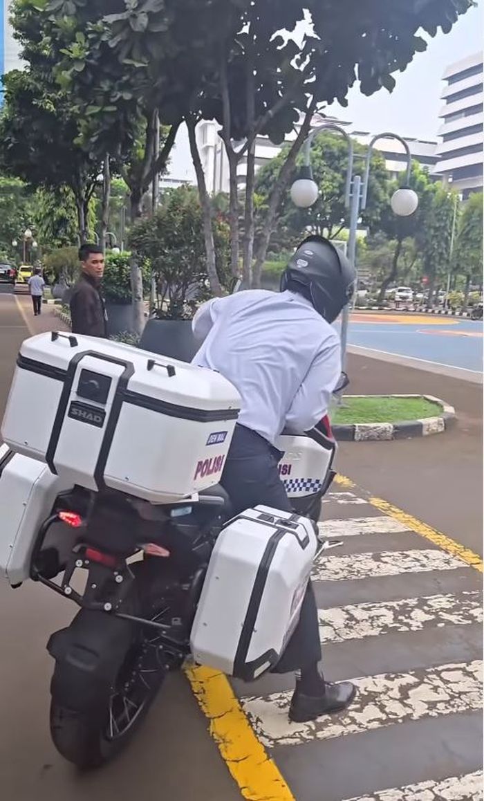 Menteri Keuangan RI, Purbaya Yudhi Sadewa tergopoh-gopoh saat berbelok menggunakan BMW R 1300 GS Adventure yang dijajalnya