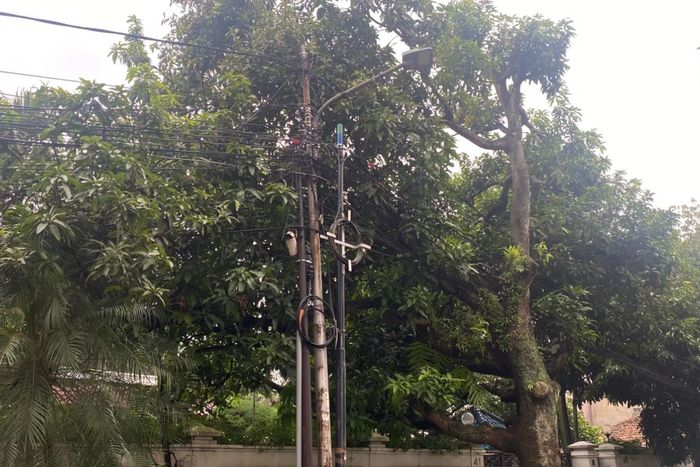 Tiang kabel wiFi menjuntai ke jalan yang sempat menjerat dagu dan leher pengendara motor di Jl Pinang I, Pondok Labu, Jakarta Selatan