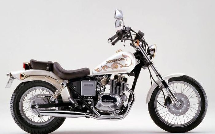 lekukan bodi Honda Rebel 250 mirip cruiser Amerika Serikat