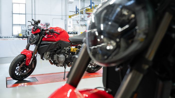 Unit Ducati Monster V2 Facelift 2026 yang telah selesai diproduksi dari pabrik Borgo Panigale, Bologna, Italia