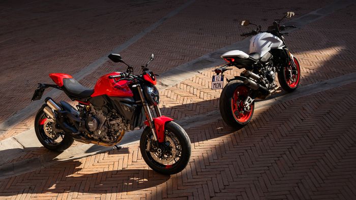 Ducati Monster V2 facelift 2026 tersedia dalam dua pilihan warna, yaitu Ducati Red dan Iceberg White