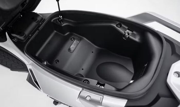 bagasi luasnya bisa muat helm full face