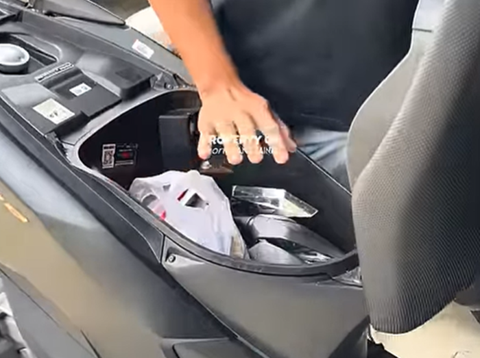 Jangan letakan barang berharga di bawah jok motor