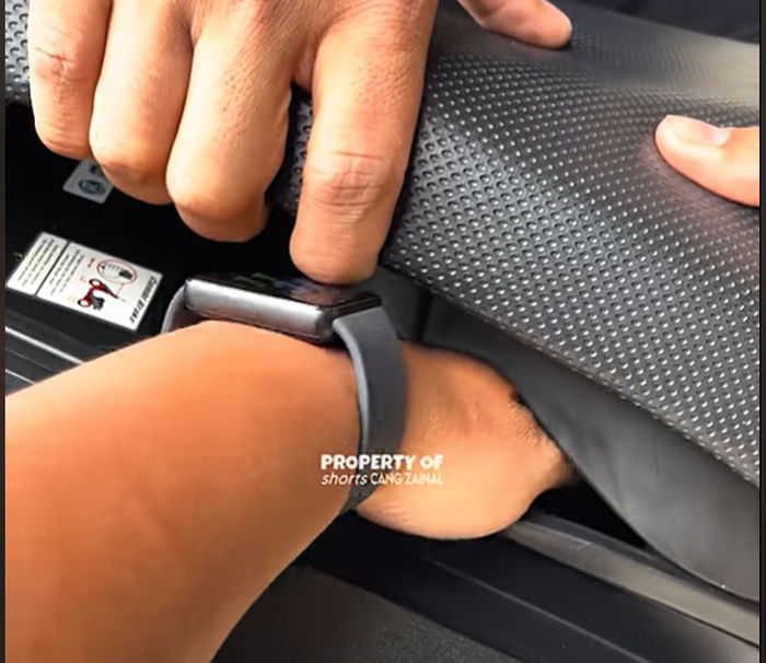 Tangan bisa masuk pada celah yang tercipta, memungkinkan untuk ambil barang berharga di dalam bagasi motor