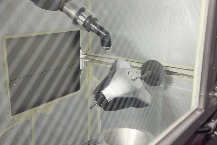 Pengecatan tangki dilakukan secara robotik yang hemat energi.