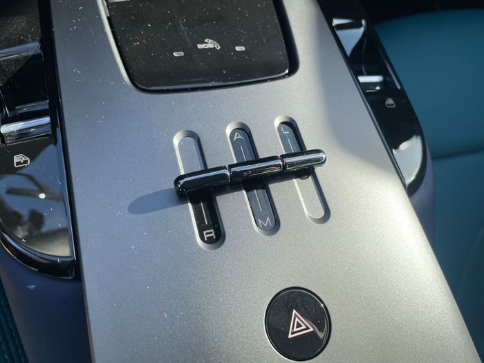 Operasional transmisi dengan tuas yang simpel di konsol tengah