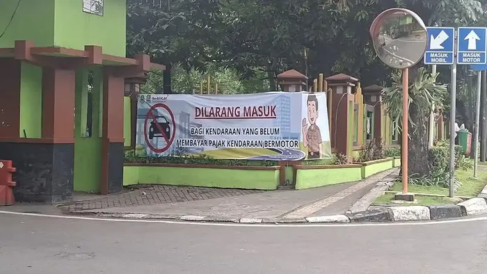 Spanduk sosialisasi kendaraan menunggak pajak dilarang masuk area kantor pemkot Bekasi