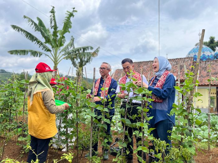 Ketua Yayasan AHM Ahmad Muhibbuddin (kiri) ditemani Manager Corporate Social Responsibility AHM Catur Sri Wulandari (Kanan) bersama Dinas Perumahan Rakyat, Kawasan Permukiman dan Lingkungan Hidup Kabupaten Ciamis yang diwakili Gian Herdiawan, S.Pt, M.I.L (tengah) sedang berbincang dengan Kelompok Wanita Tani Desa Jalatrang, Ciamis Jawa Barat.