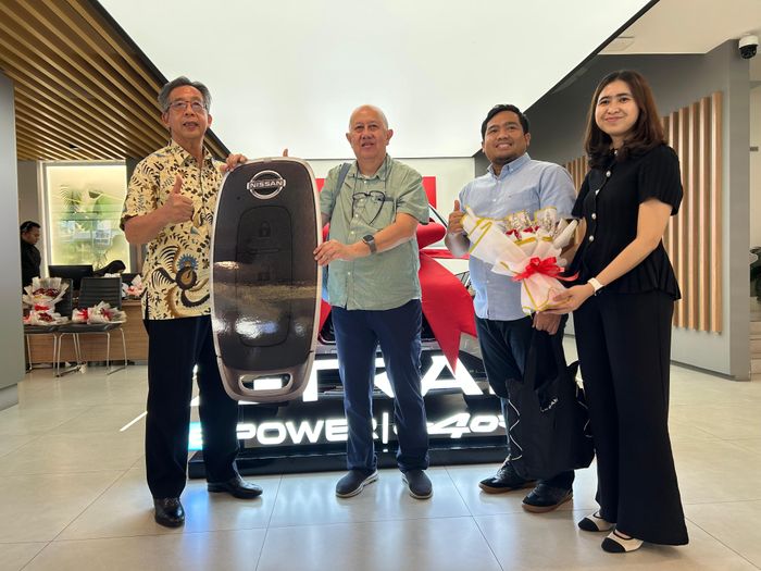Petinggi PT Nissan Motor Distributor Indonesia (NMDI) melakukan seremoni serah kunci ke konsumen pertama Nissan X-Trail e-POWER with e-4ORCE