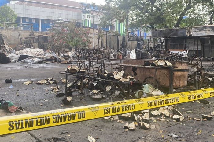 Kondisi lapak pedagang pasca dibakar massa bentrokan akibat kematian dua debt collector di jalan raya Kalibata, Pancoran, Jakarta Selatan