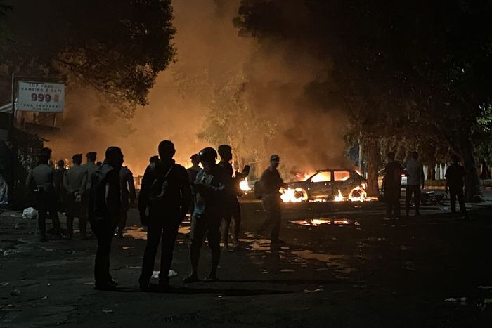 Suasana pembakaran 9 kios, 6 motor dan satu mobil imbas bentrok kematian dua debt collector di kawasan Kalibata, Pancoran, Jakarta Selatan, (11/12/25)