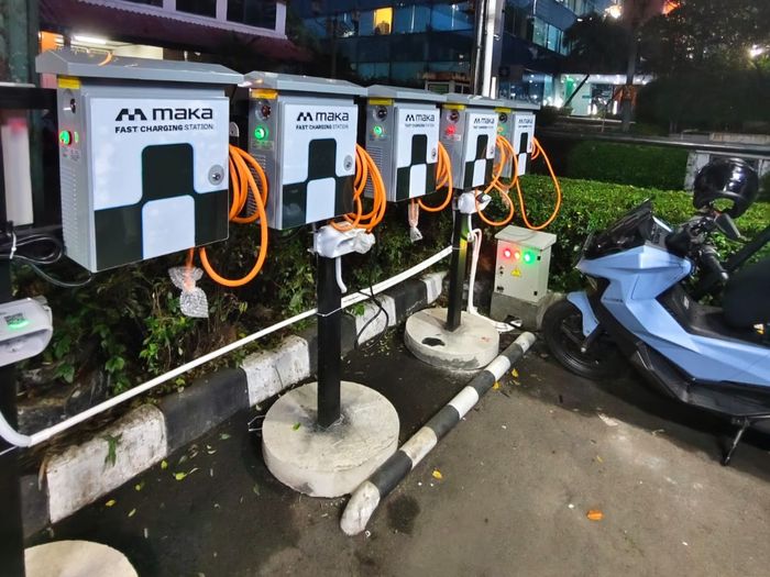 Fast charging station ditempatkan pada lokasi yang dekat dengan kehidupan konsumen