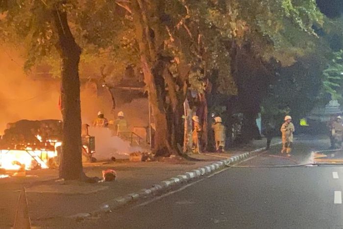 Petugas pemadam kebakaran berusaha memadamkan api yang membakar 9 kios pedagang, 6 motor dan satu mobil imbas bentrok kematian dua debt collector yang dikeryok di kawasan Kalibata, Pancoran, Jakarta Selatan