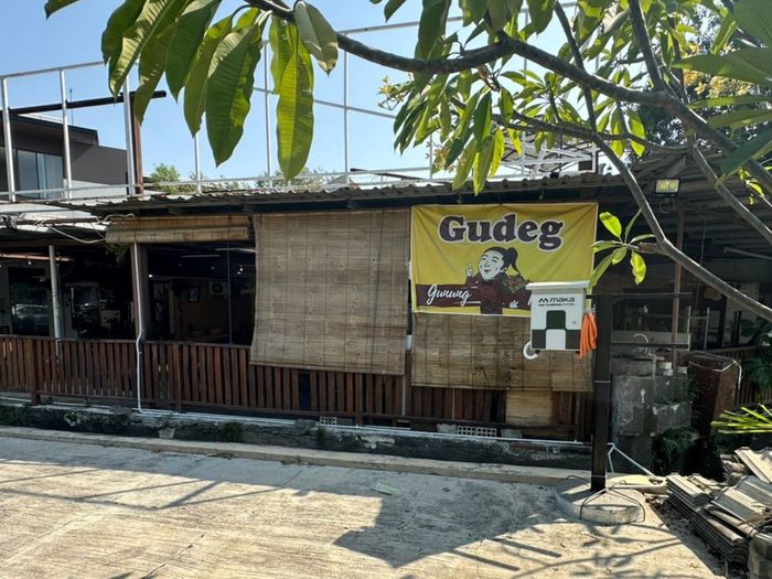 Charging Station Maka Motors di warteg