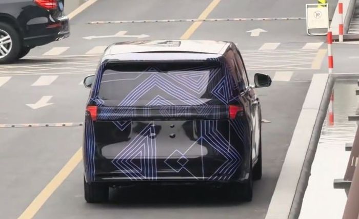 bagian belakang Luxeed V9