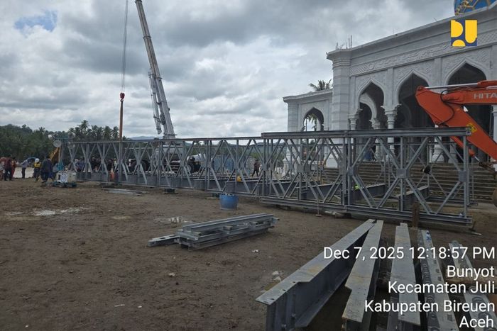 Proses pemasangan jembatan bailey untuk menggantikan sementara jembatan utama yang putus di Bireuen, Aceh