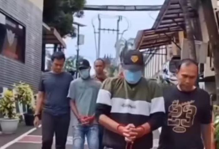 Dua debt collector pelaku pengadangan, disertai penyitaan kunci dan STNK serta penganiayaan terhadap pengemudi mobil Mazda2 di jalan Juanda, kota Depok, Jawa Barat