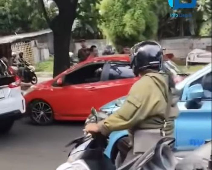 Aksi debt collector cegat paksa mobil Mazda2 merah di jalan Juanda, kota Depok disertai penyitaan kunci, STNK dan penganiayaan terhadap pengemudi