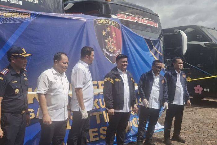 Dirtipideksus Bareskrim Polri, Kombes Pol Ade Sajri Simanjuntak dan jajaran di depan barang bukti TPPU kasus impor pakaian bekas ilegal berupa tujuh unit bus PO KYM