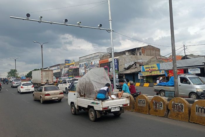 Kawasan sekitar flyover Cibinong, kabupaten Bogor, Jawa Barat kini diawasi kamera tilang elektronik (ETLE)