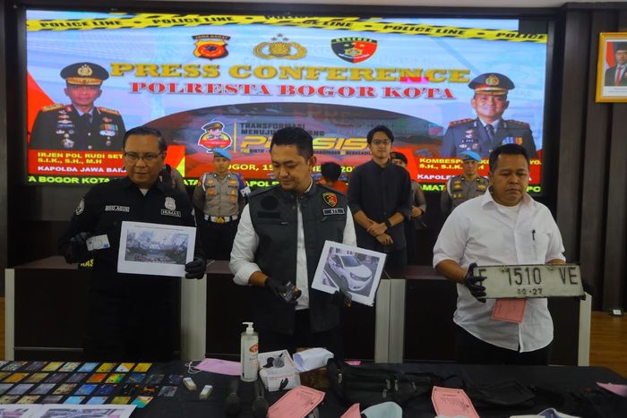 Konferensi Pers Polresta Bogor Kota dari penangkapan komplotan spesialis ganjal ATM yang menguras tabungan wanita sebesar Rp 210 juta