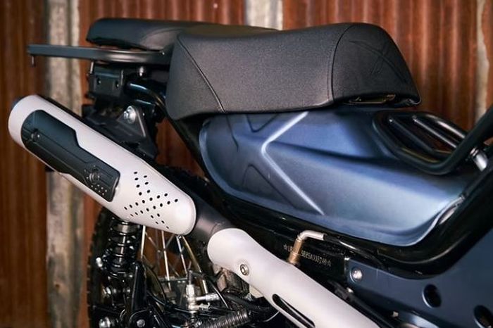 posisi knalpot AJS Imber dibuat tinggi, jadi tidak khawatir saat off-road
