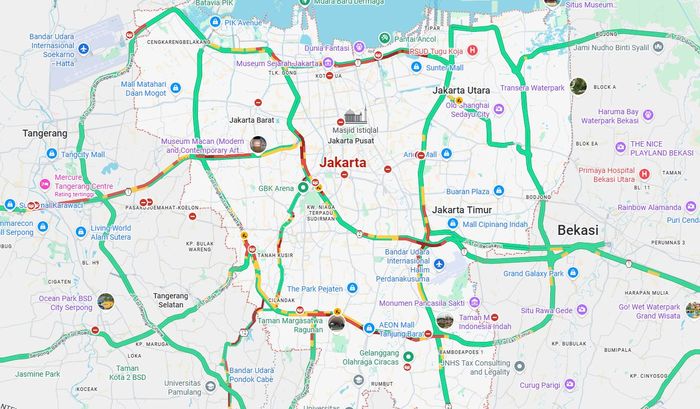 Contoh pantauan kemacetan lalu lintas dari aplikasi Google Maps yang ditunjukan dengan warna merah
