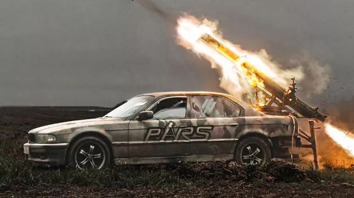 Modifikasi BMW E38 sebagai peluncur roket