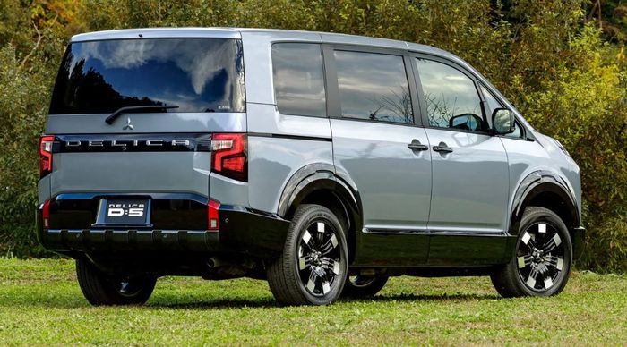 bagian belakang Mitsubishi Delica D:5