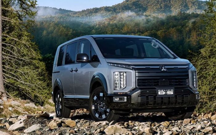 detail tampilan Mitsubishi Delica D:5 model 2026