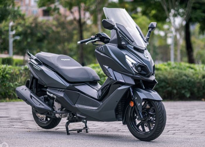 detail tampilan SYM Cruisym 300 model 2026