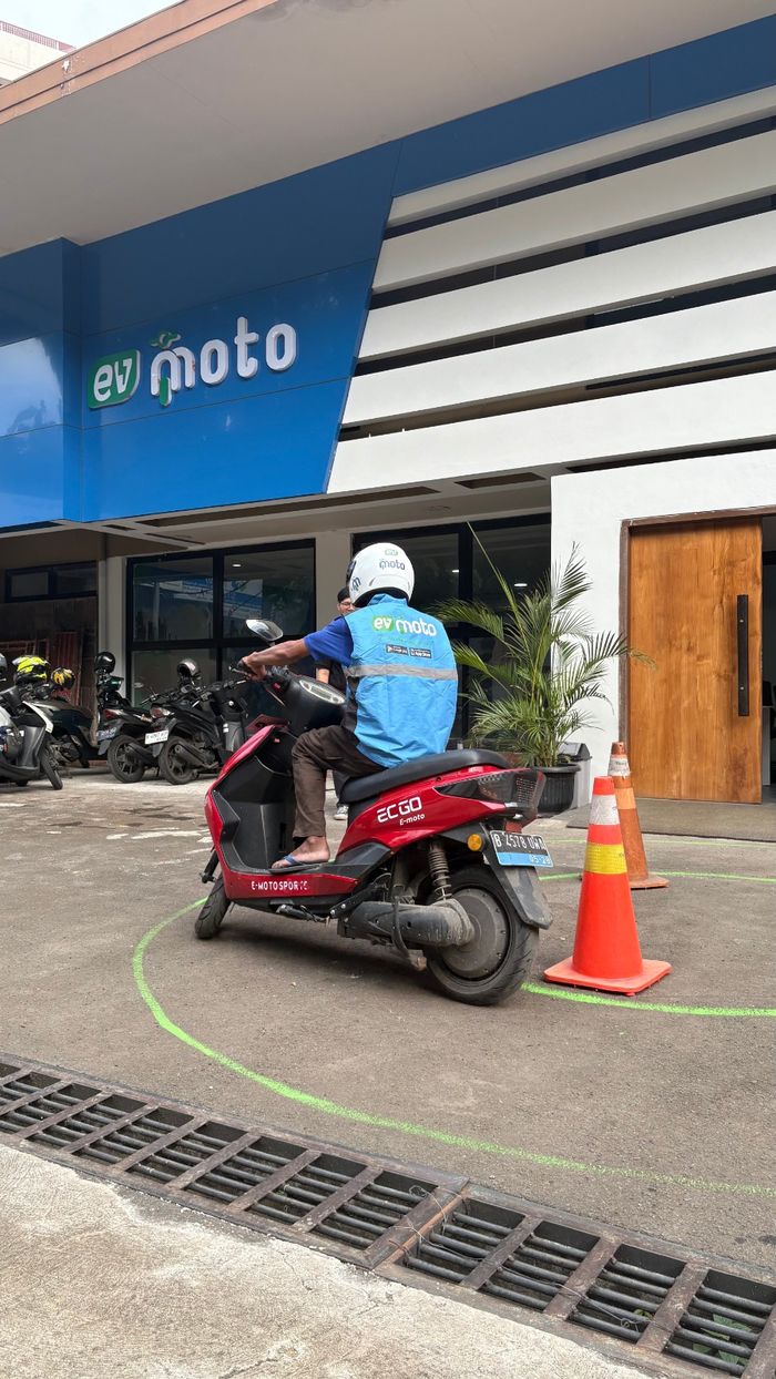 Melalui peluncuran platform ini, EVMoto memperluas model bisnisnya ke layanan transportasi daring.