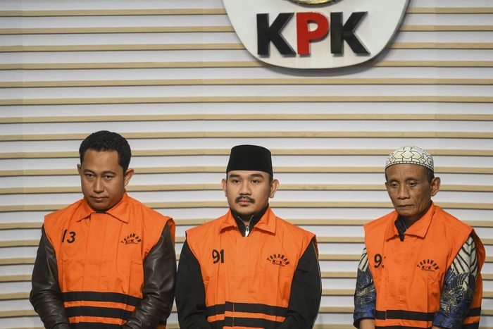 Tiga tersangka korupsi Ijon proyek sebesar Rp 9,5 miliar yang menyeret Bupati Bekasi, Ade Kuswara (tengah), ayahnya H.M Kunang (kanan) dan pihak swasta bernama Sarjan