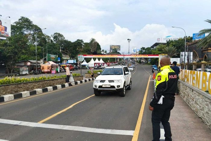 Jalur wisata Puncak, Bogor, Jawa Barat cenderung sepi di tanggal 24 Desember 2025 yang diprediksi jadi puncak liburan Nataru
