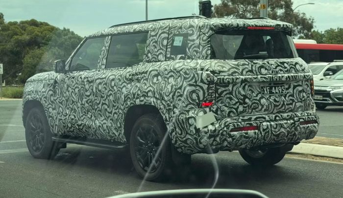 penampakan SUV diduga Mitsubishi Pajero terbaru