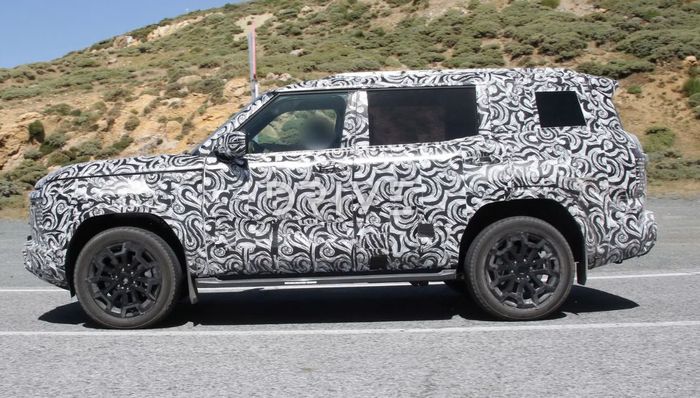 tampak samping Mitsubishi Pajero terbaru, siluetnya mirip Destinator