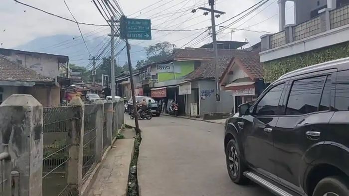 Penampakan jalur alternatif puncak Bogor yang rencananya akan kena pelebaran jalan