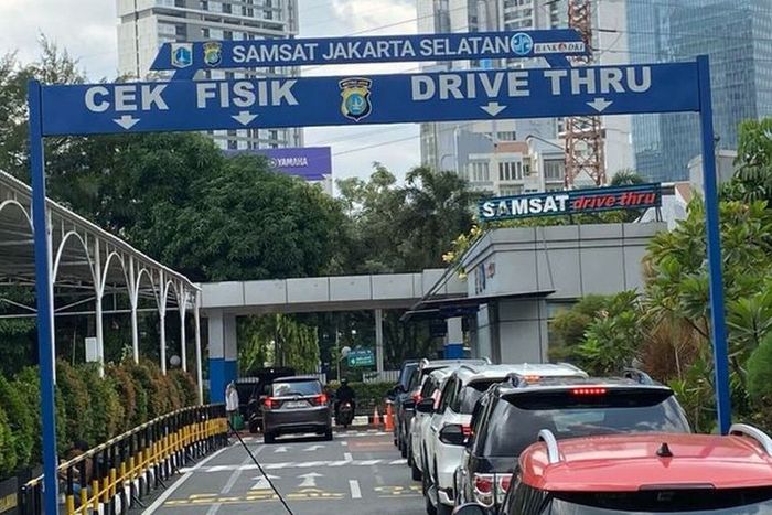 Layanan cek fisik kendaraaan drive thru di Samsat Jakarta Selatan