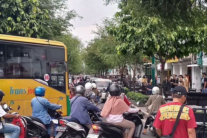 Mobil, motor dan bus Trans Jogja melintas di Jalan Malioboro, kota Yogyakarta