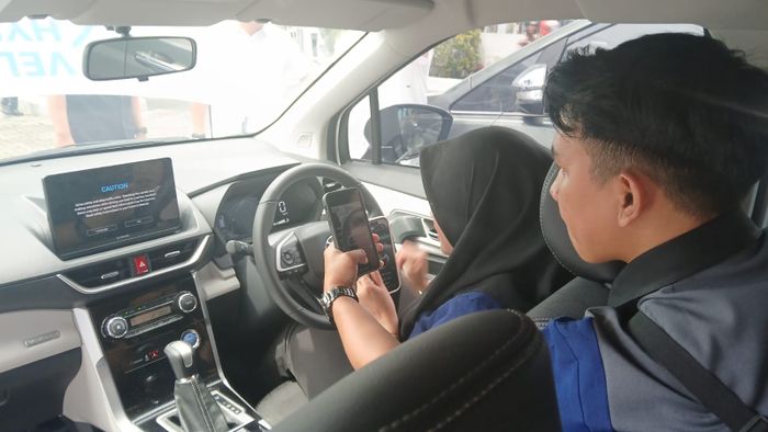 Tenaga pemasar Auto2000 gercep live di media sosial pribadi review Veloz Hybrid
