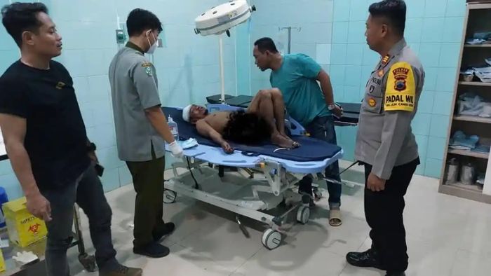 Maling motor berakhir telentang di kasur rumah sakit usai diserbu warga yang sigap