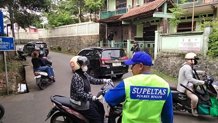 Joki penunjuk arah di jalur Puncak Bogor direkrut jadi Supeltas oleh Polres Bogor. Sehari dapat bayaran segini