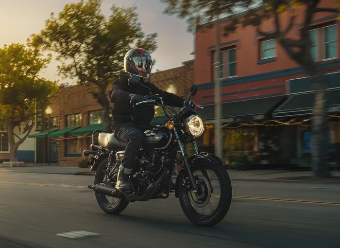 tampilan Kawasaki W175 LTD saat dipakai riding