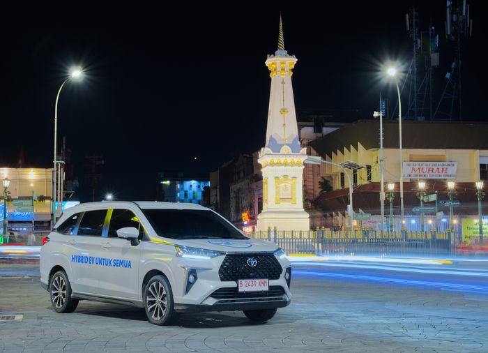 Toyota Veloz Hybrid EV Lintas Nusa ketika di kawasan Tugu Jogja