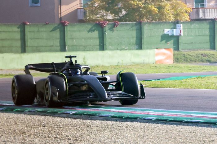 Sergio Perez melakukan pengetesan awal menggunakan Ferrari berwarna hitam.