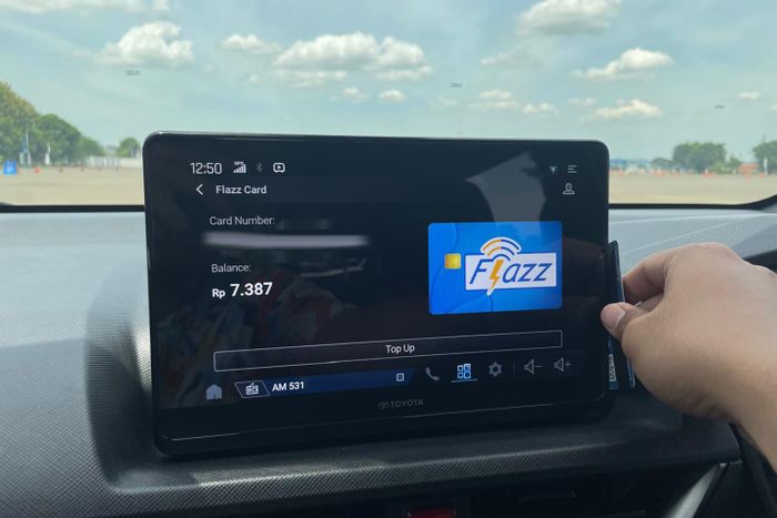 NFC reader pada head unit Toyota Veloz Hybrid.