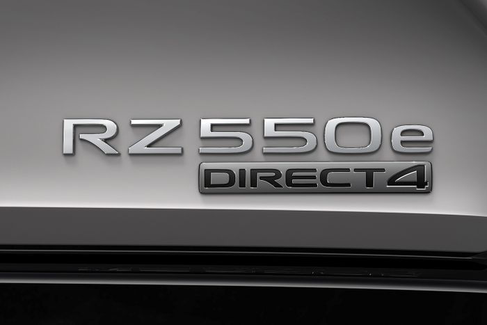 Emblem Lexus RZ lini standar paling kencang saat ini.