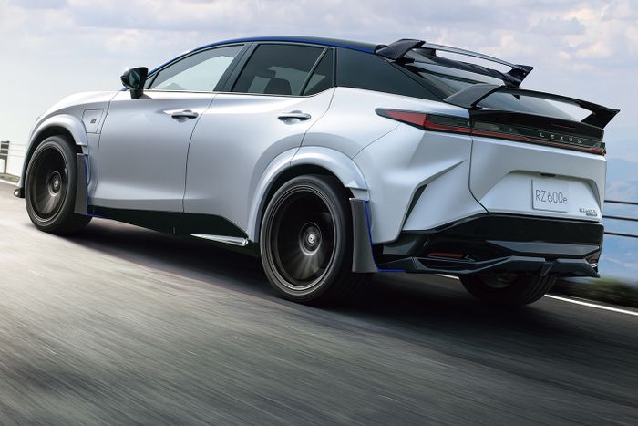 Lexus RZ 600e F Sport Performance punya spek dan tampilan paling agresif.